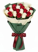 Букет Микс из красных и белых роз в Булгаково Башкортостан