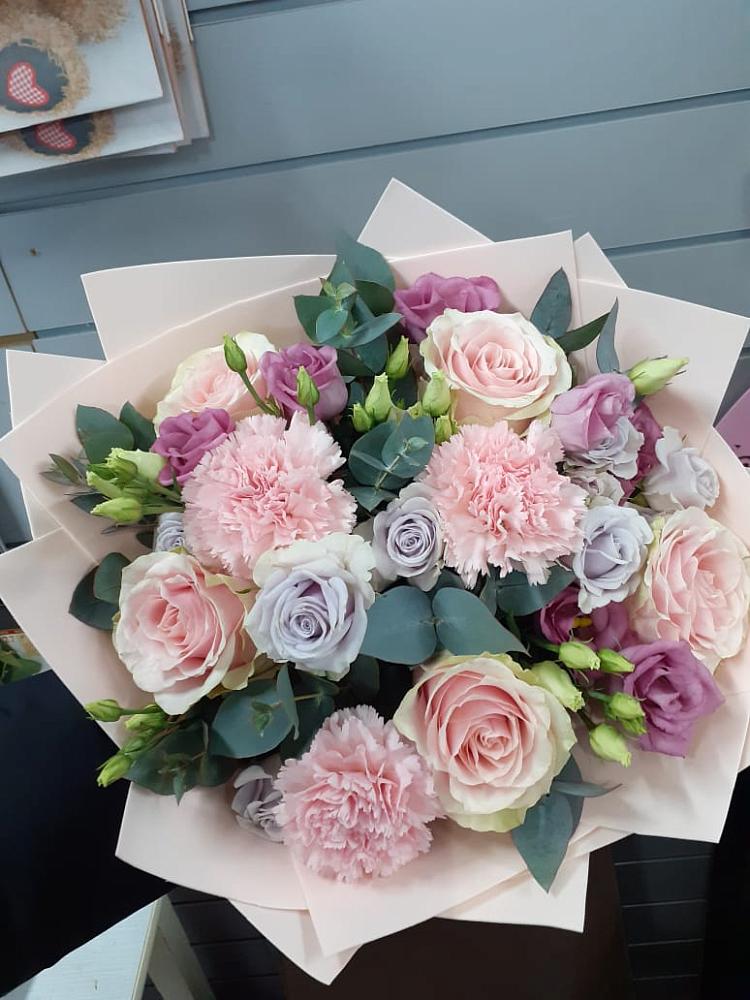 Букет цветов из: Розы, Гвоздики и Лизиантусы в Булгаково Башкортостан